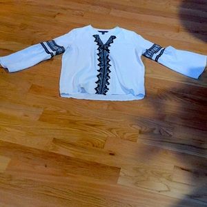 Market spruce white and black blouse